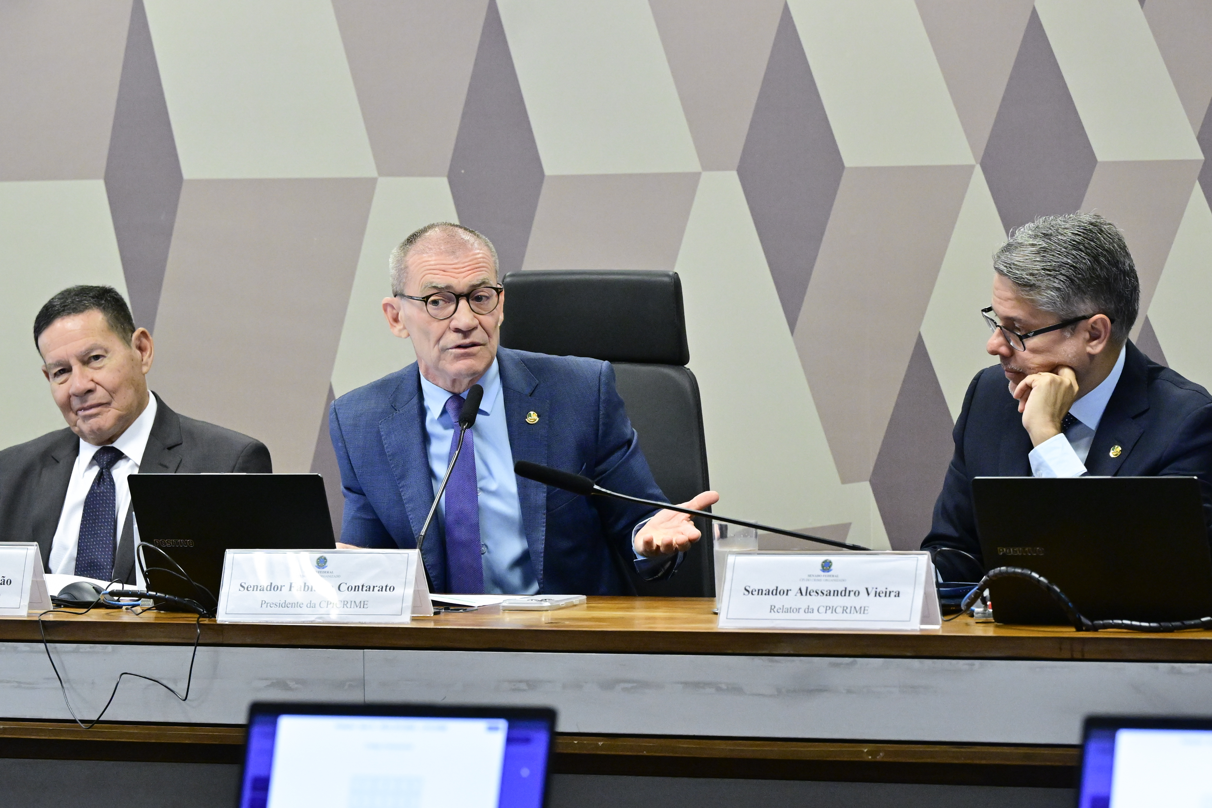 Colegiado ganha mais tempo para ler relatório de 221 páginas que pede indiciamento de Moraes, Toffoli, Gilmar e Gonet.