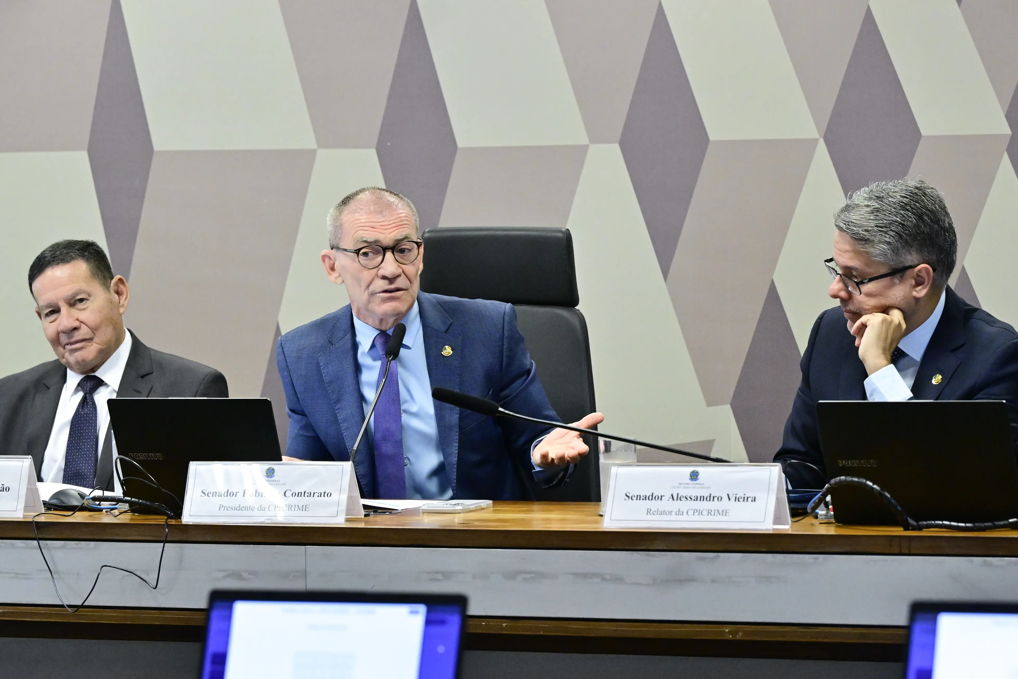 Colegiado ganha mais tempo para ler relatório de 221 páginas que pede indiciamento de Moraes, Toffoli, Gilmar e Gonet.