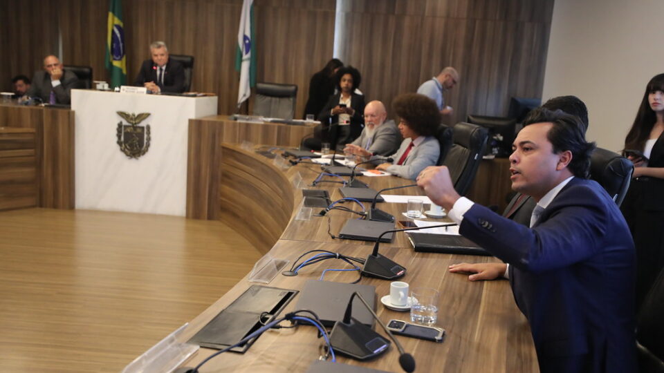 Advogado e deputado petista trocam acusações na Assembleia do PR; assista