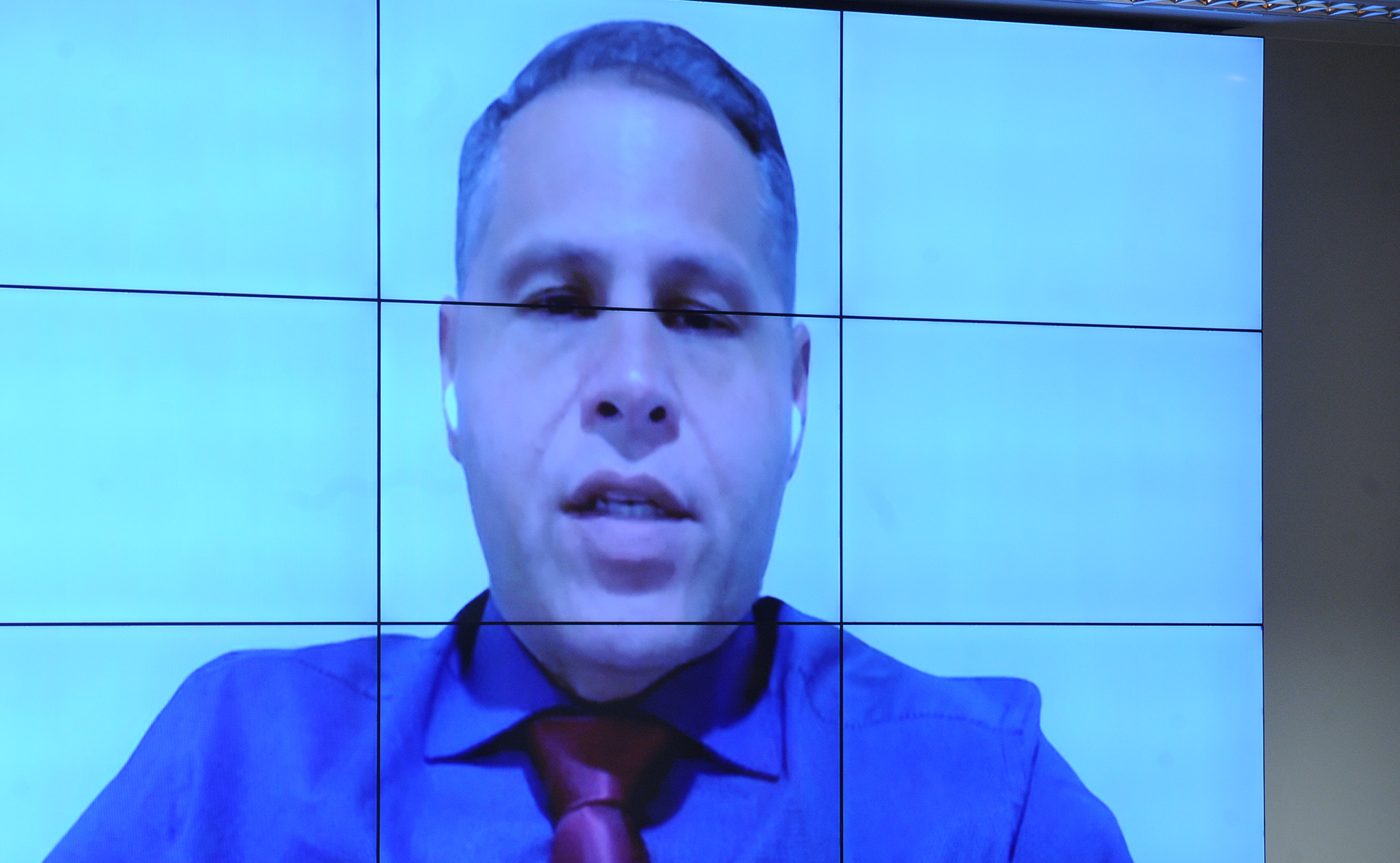 Defesa não compareceu a audiência em protesto contra intimação por meio de edital.