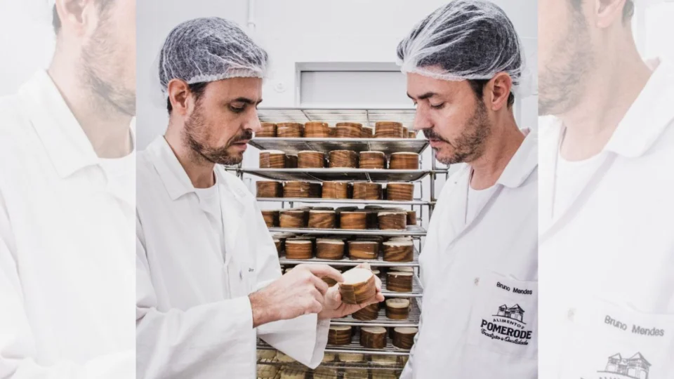 irmãos mendes com um exemplar do queijo especial Morro Azul produzido pelos Queijos Pomerode