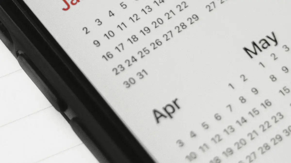 Calendário, que mostram oito feriados prolongados restantes em 2026.