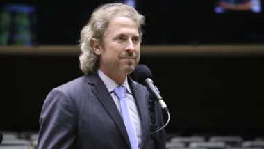 Juíza eleitoral do TRE-PR viu propaganda eleitoral antecipada negativa e aplicou multa de R$ 15 mil.