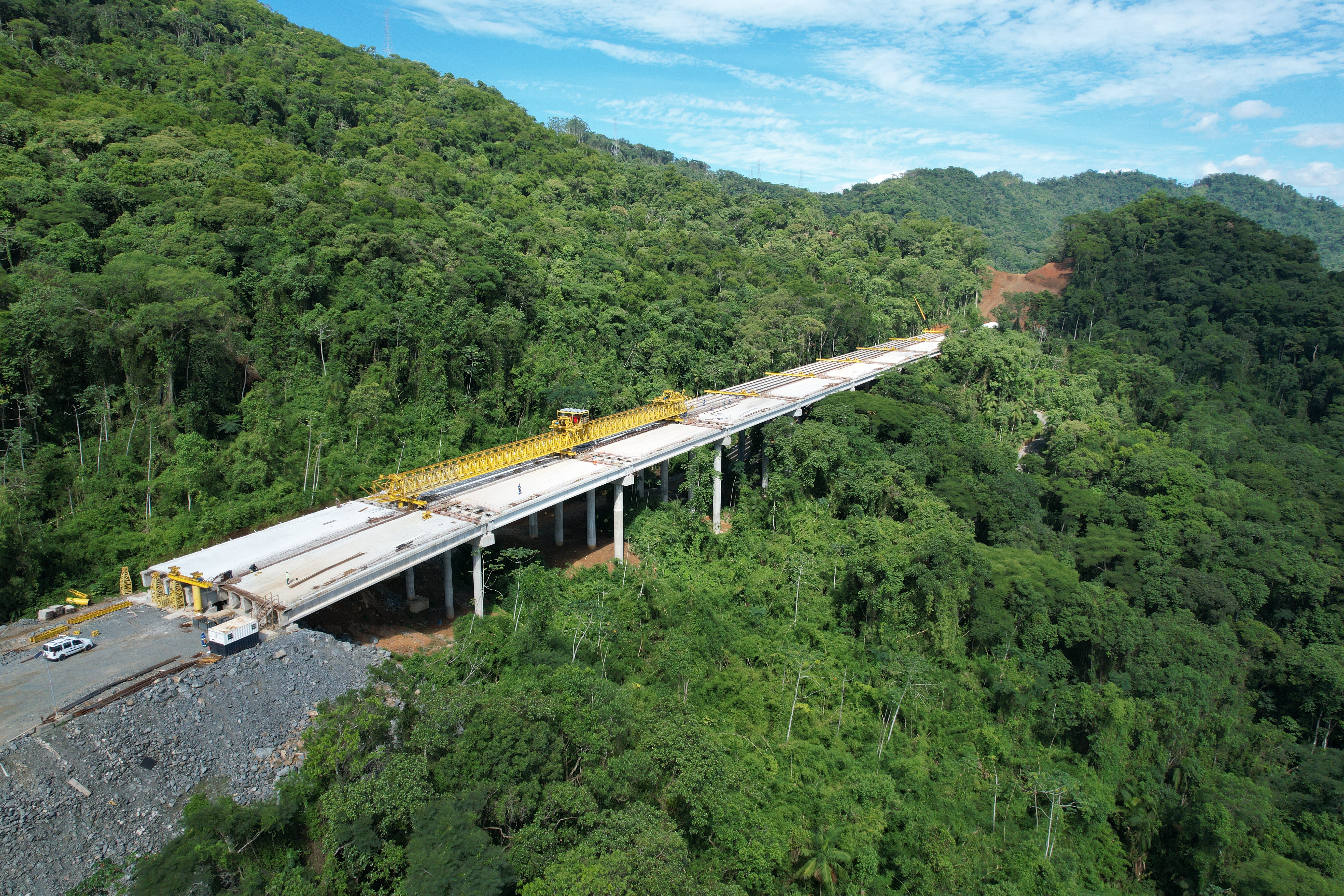 Para acesso ao túnel, dois grandes viadutos estão em construção nos kms 64,9 e 65,4 da rodovia.