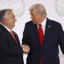 Orbán e Trump se cumprimentam no Egito, durante a Cúpula para a Paz em Gaza, em outubro de 2025 Imagem referente a matéria