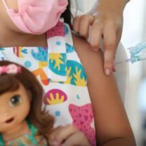 O Projeto de Lei quer penalizar com prisão e multa quem divulgar “informações falsas ou sem comprovação científica sobre as vacinas”, Imagem referente a matéria