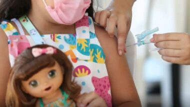 Senadores tentam aprovar na surdina criminalização de quem questiona vacinas