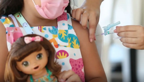 O Projeto de Lei quer penalizar com prisão e multa quem divulgar “informações falsas ou sem comprovação científica sobre as vacinas”,