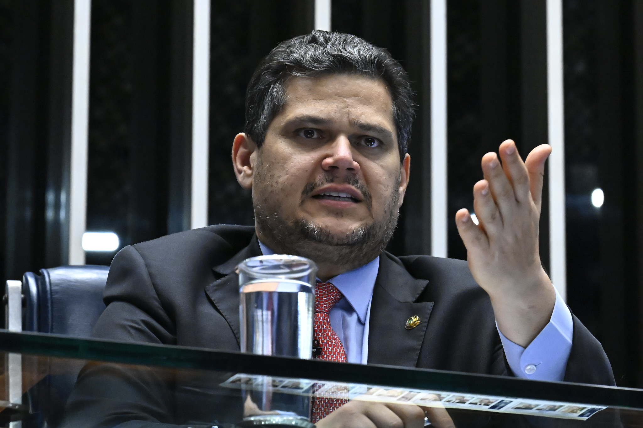 Crítica de Alcolumbre ocorre após CPI pedir indiciamento de ministros do STF e em meio a clima de tensão institucional.
