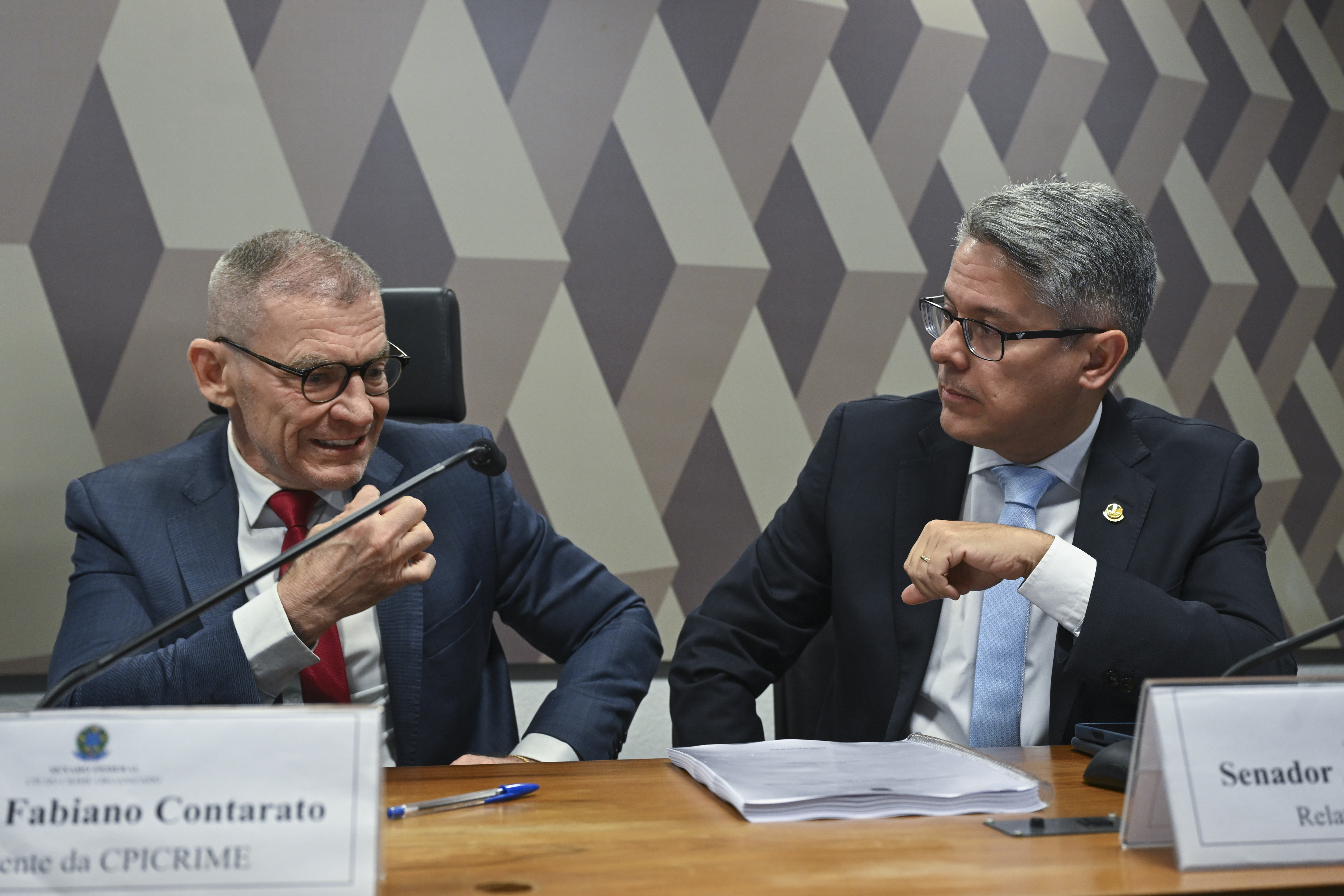 Presidente e relator da CPI do Crime Organizado durante reunião para leitura e deliberação do relatório final que pediu indiciamento de ministros do STF.