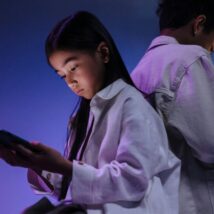 Redes sociais passam a ser responsabilizadas por viciar menores, e ações judiciais expõem um modelo lucrativo baseado em danos e dependência. Imagem referente a matéria