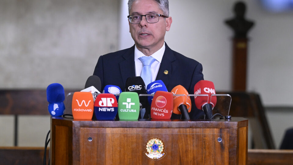 “Governo atravessou a rua para dar abraço de afogado no STF”, diz relator da CPI