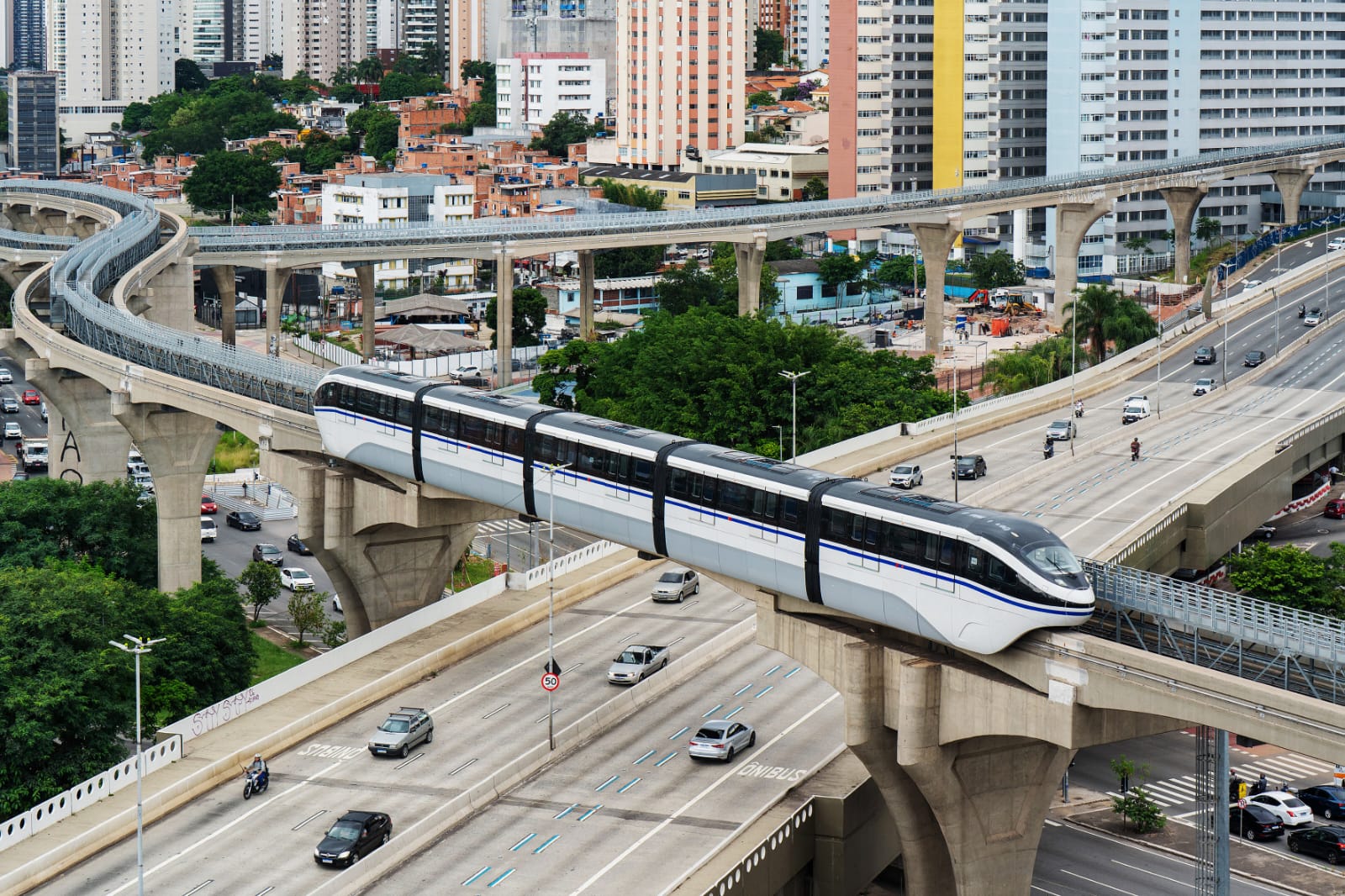 Trem da linha 17-ouro circula suspenso sobre as avenidas da zona sul de São Paulo.
