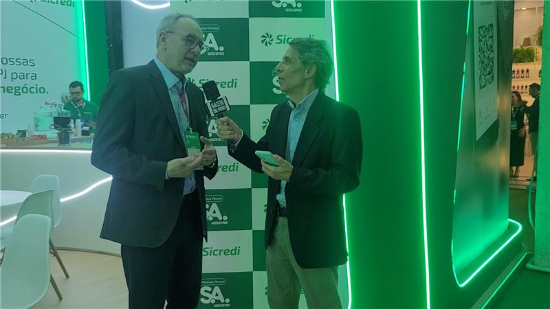 Elias José Zydek é entrevistado pelo jornalista Célio Martins durante conversa à Gazeta do Povo, na qual detalha os planos de expansão da Frimesa e o papel do cooperativismo no agronegócio.