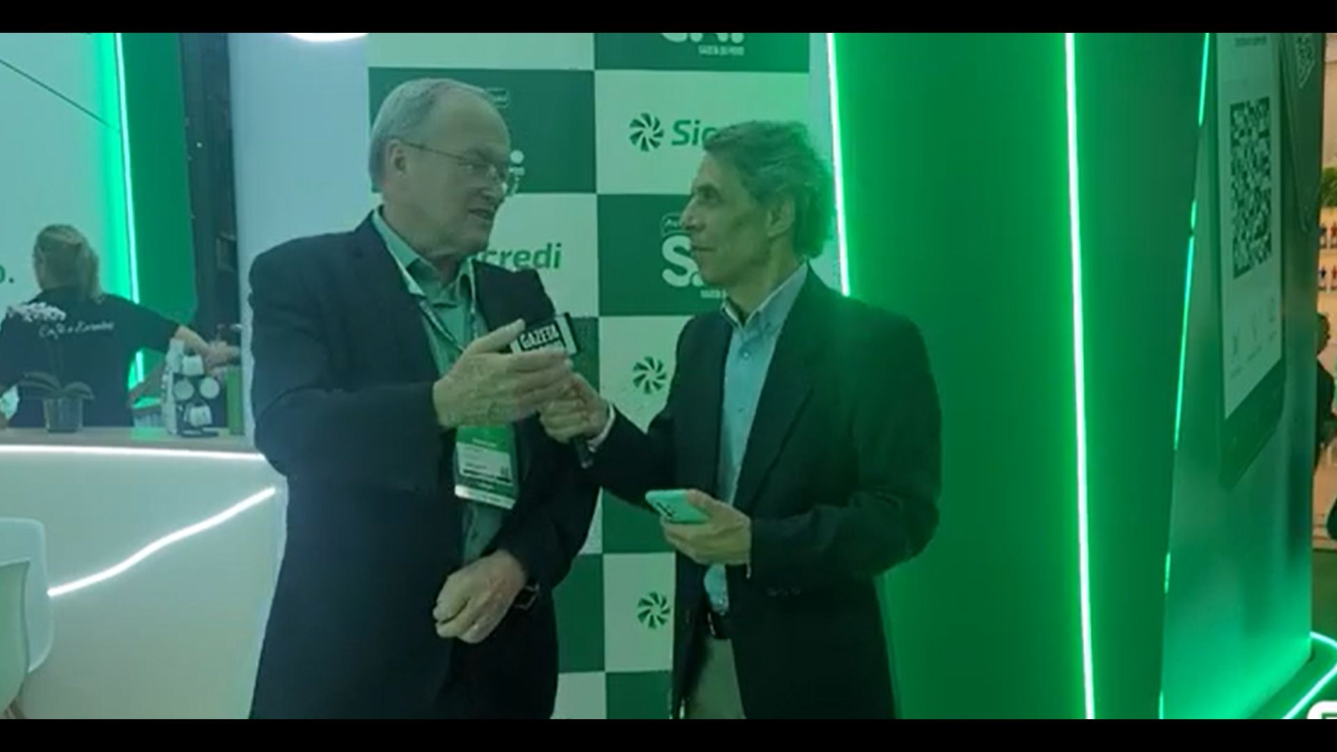 José Roberto Ricken é entrevistado pelo jornalista Célio Martins durante a Expoapras 2026, onde destacou a força do cooperativismo paranaense e os investimentos que impulsionam o setor agroindustrial.