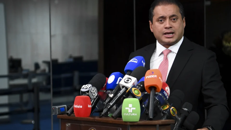 Relator apresenta parecer favorável à indicação de Jorge Messias ao STF