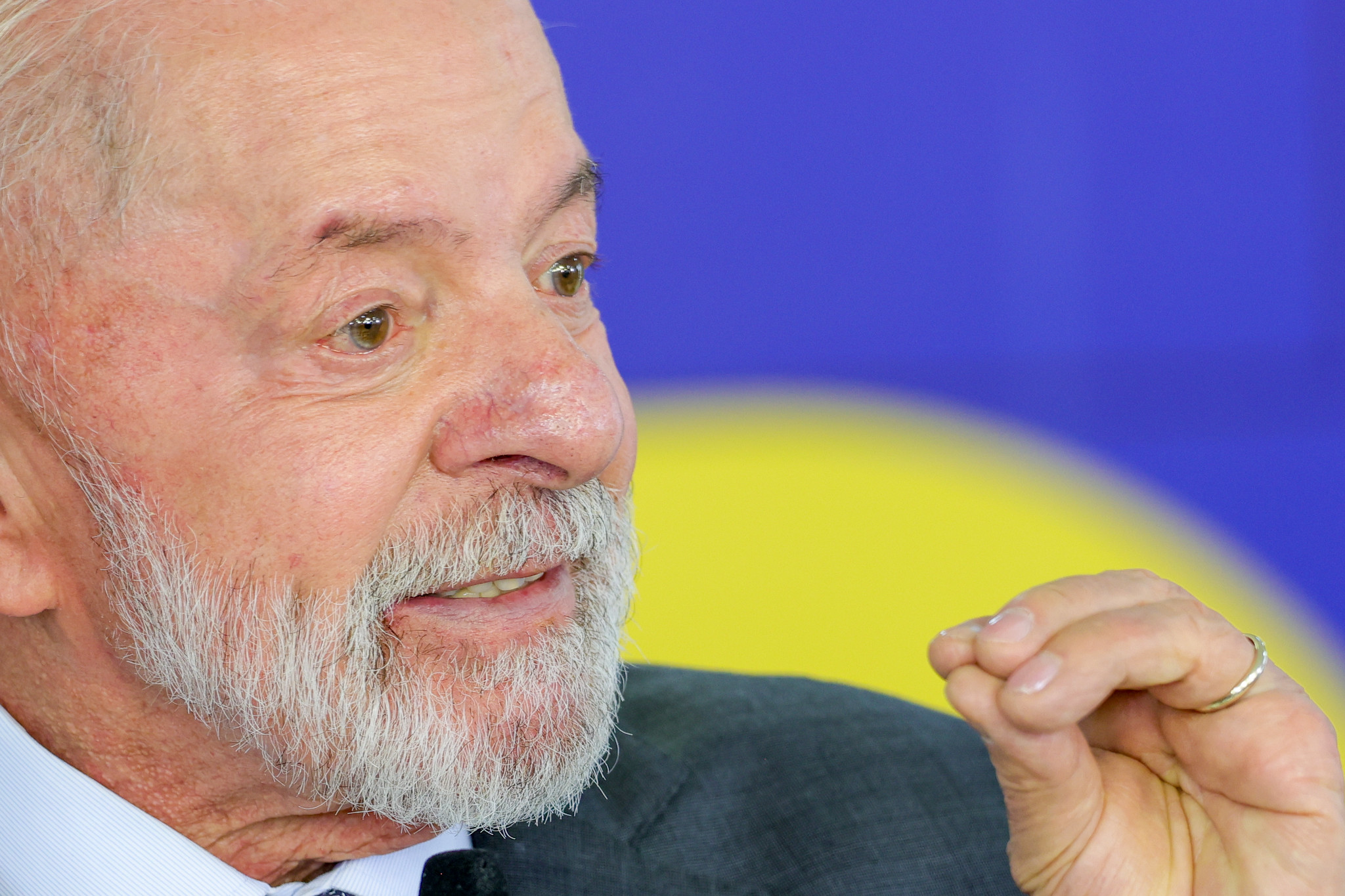 Após falar que poderia não disputar a reeleição, Lula reafirma candidatura por “compromisso cristão” contra o “facismo”.