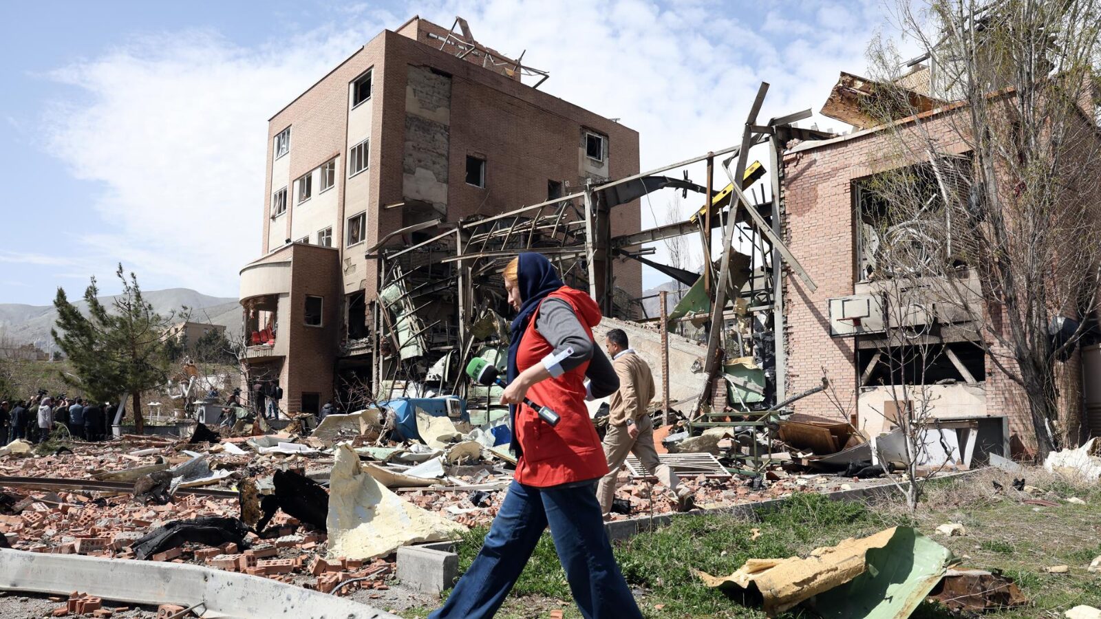 O que sobrou da universidade Shahid Beheshti, em Teerã, depois de ataque americano: guerra prejudica agronegócio brasileiro.