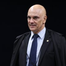 Moraes manda PF investigar Flávio Bolsonaro por postagem contra Lula Decisão atende a pedido da própria PF e mira em conteúdo associando presidente a Nicolás Maduro.