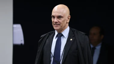 Decisão atende a pedido da própria PF e mira em conteúdo associando presidente a Nicolás Maduro.