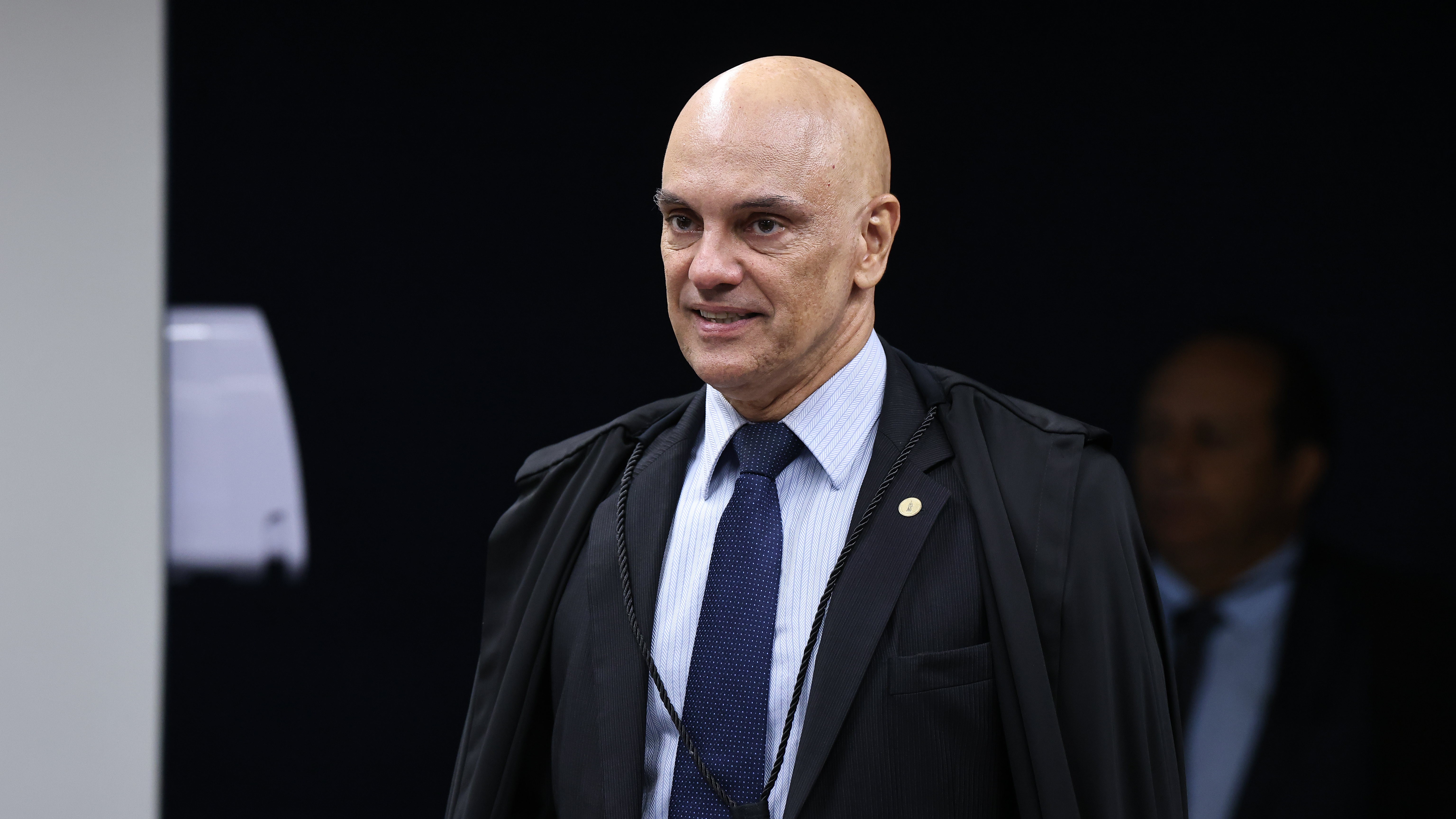 Decisão atende a pedido da própria PF e mira em conteúdo associando presidente a Nicolás Maduro.