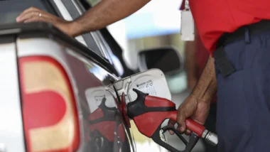 Esquema de fraude do PCC em combustível adulterado é recorrentemente investigado em operações diversas.