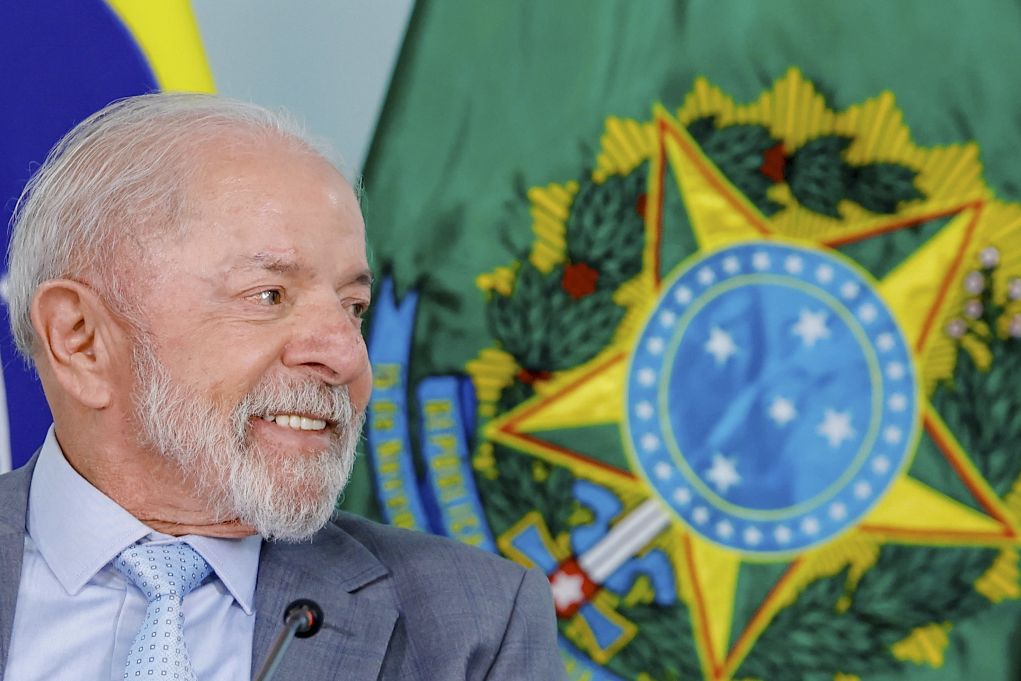 Expansão fiscal do governo Lula pressiona Banco Central a manter juros altos, asfixiando o orçamento das famílias.