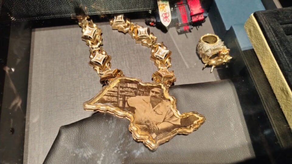 Funkeiro preso pela PF tinha colar dourado com imagem de Pablo Escobar