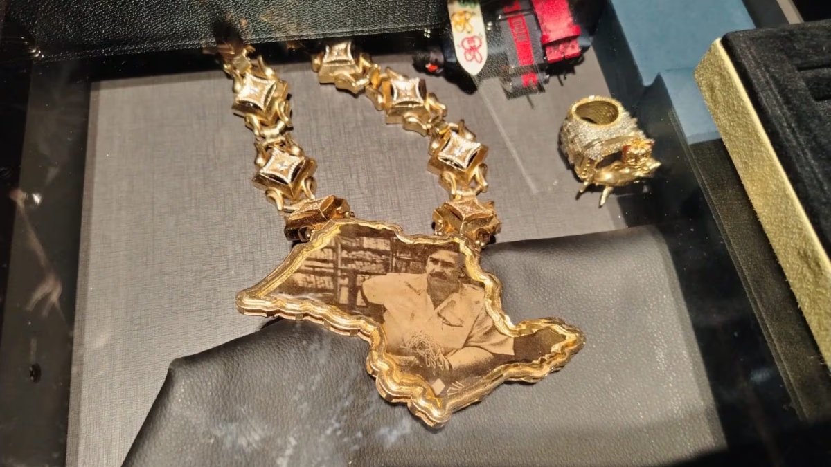 Ryan SP portava um colar dourado com a imagem do traficante colombiano emoldurada pelo formato do mapa do estado de São Paulo.