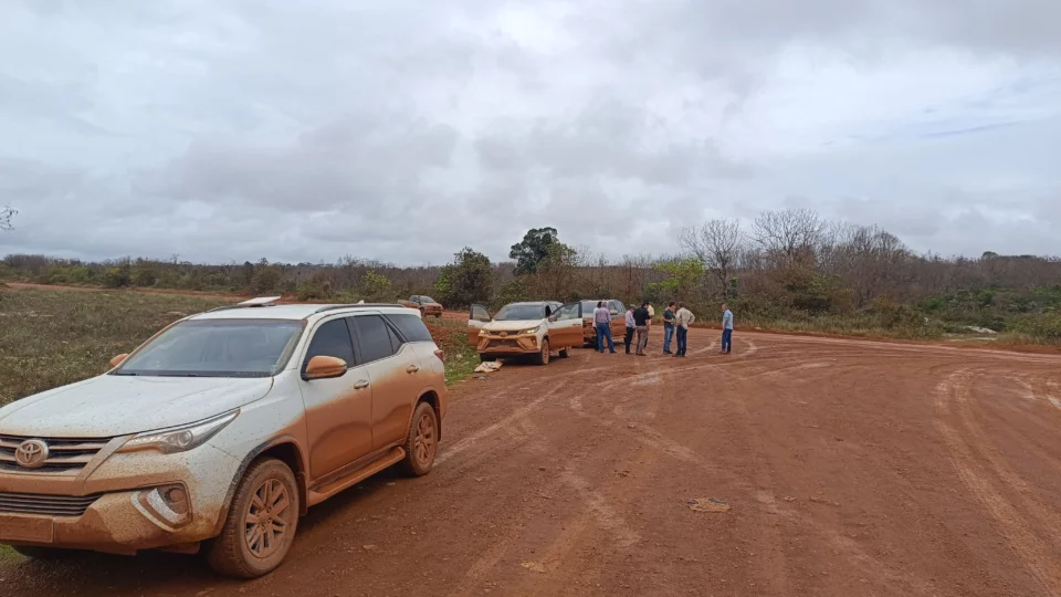 Estradas de terra ainda marcam paisagem na Guiana, que avança com rodovias pavimentadas graças aos petrodólares