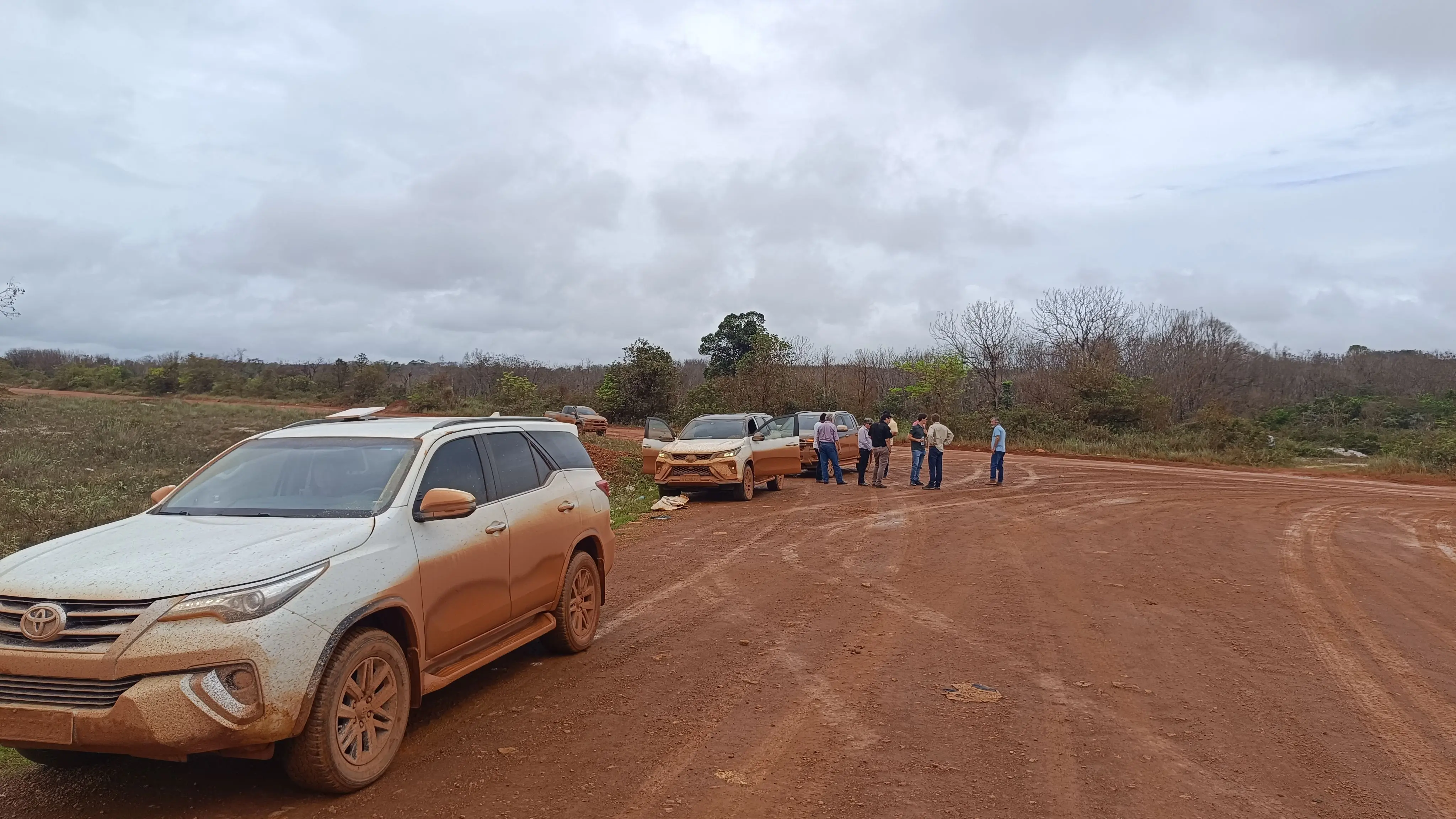Estradas de terra ainda marcam paisagem na Guiana, que avança com rodovias pavimentadas graças aos petrodólares