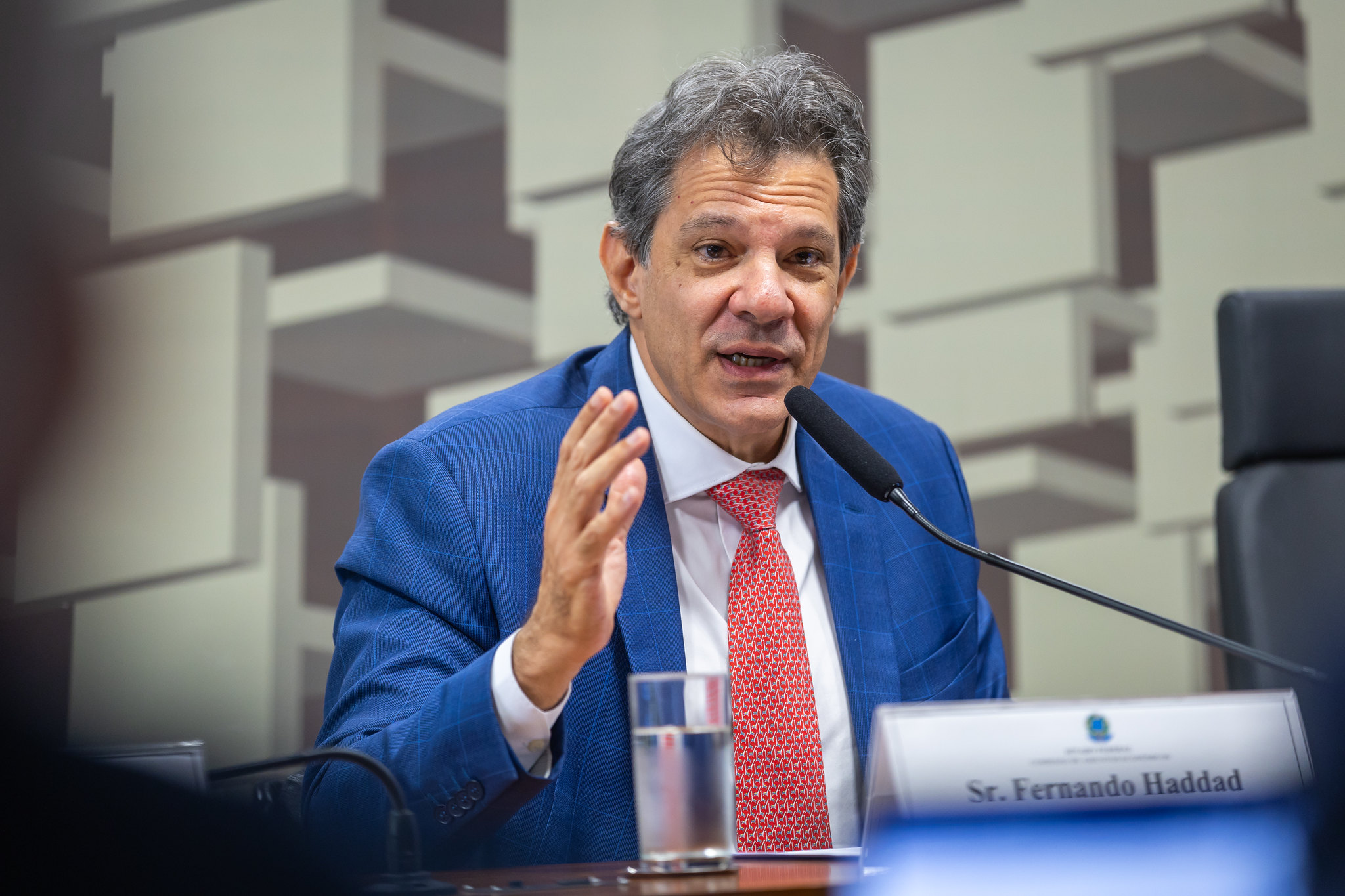 Haddad vinha negando que disputaria as eleições, mas mudou de ideia após pressão de Lula.