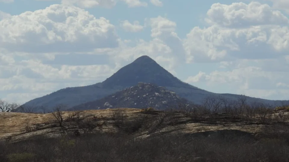 Parque Ecológico Cabugi preserva área de caatinga e formação geológica rara.