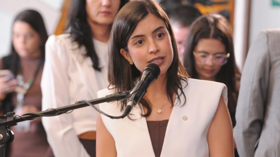 Tabata vira alvo da esquerda por não seguir linha ideológica em PL sobre antissemitismo