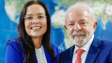Edegar Pretto (PT) abriu mão oficialmente de candidatura no RS e a tendência no arranjo imposto pela executiva nacional do PT é que ele seja vice na chapa encabeçada por Juliana, neta do ex-governador Leonel Brizola (na foto, com Lula).