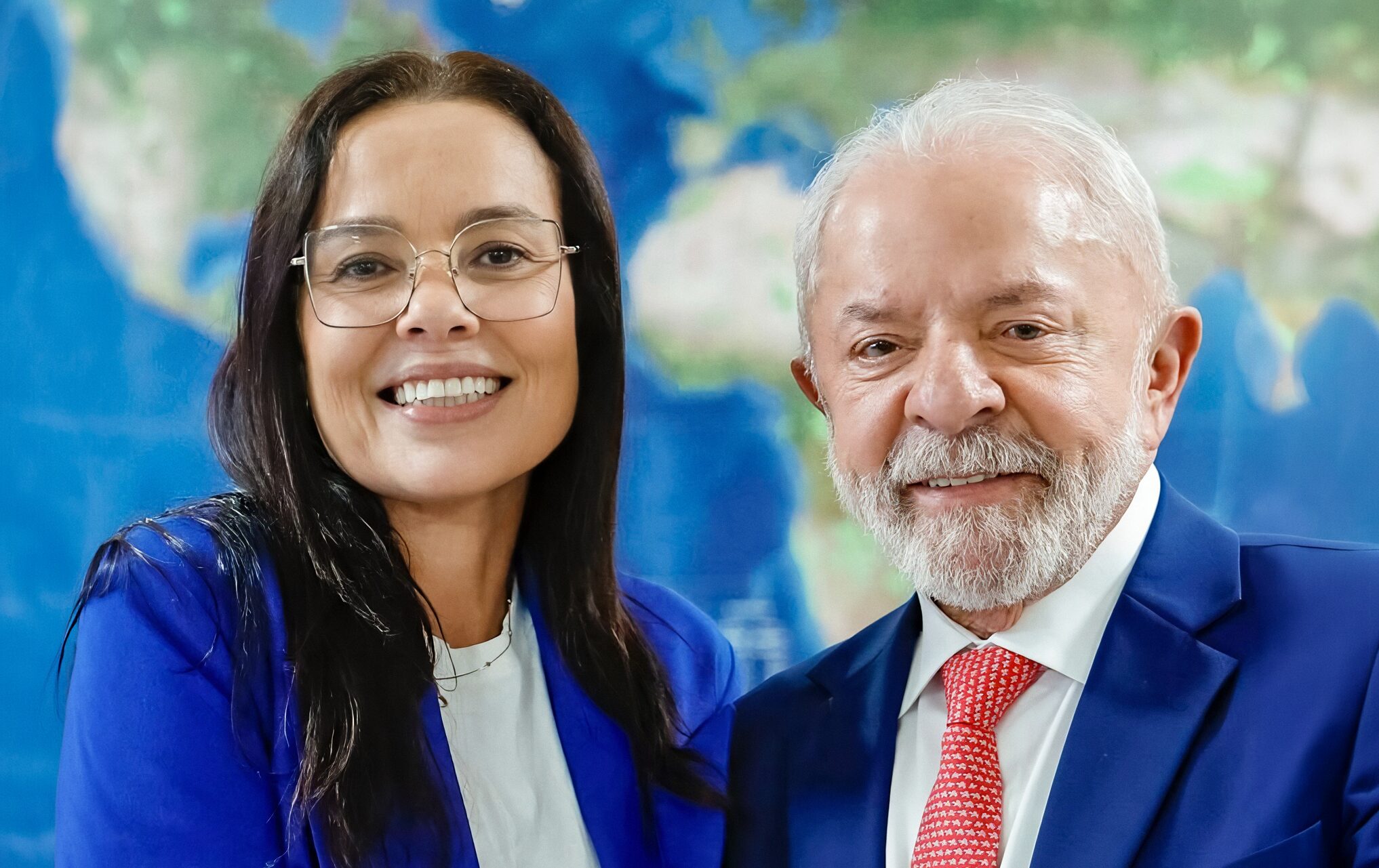 Edegar Pretto (PT) abriu mão oficialmente de candidatura e a tendência no arranjo imposto pela executiva nacional do PT é que ele seja vice na chapa encabeçada por Juliana, neta do ex-governador Leonel Brizola (na foto, com Lula) ao governo do Rio Grande do Sul.