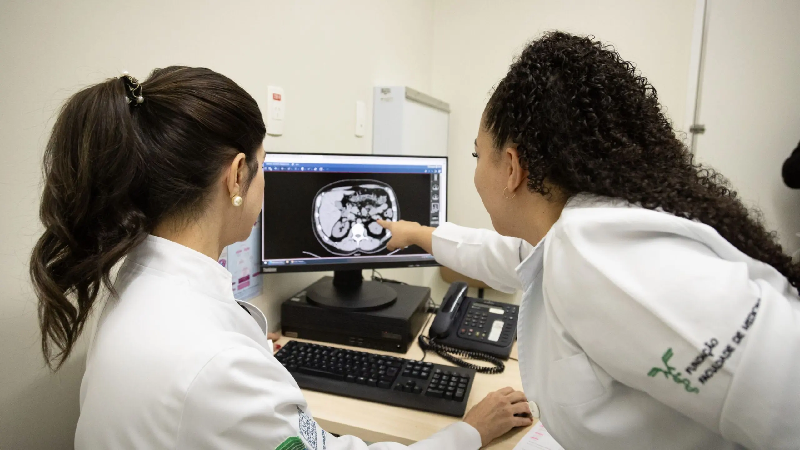 Com mais recursos da Tabela SUS Paulista, hospitais ampliam a realização de exames e agilizam diagnósticos, reduzindo filas e o tempo de espera dos pacientes.