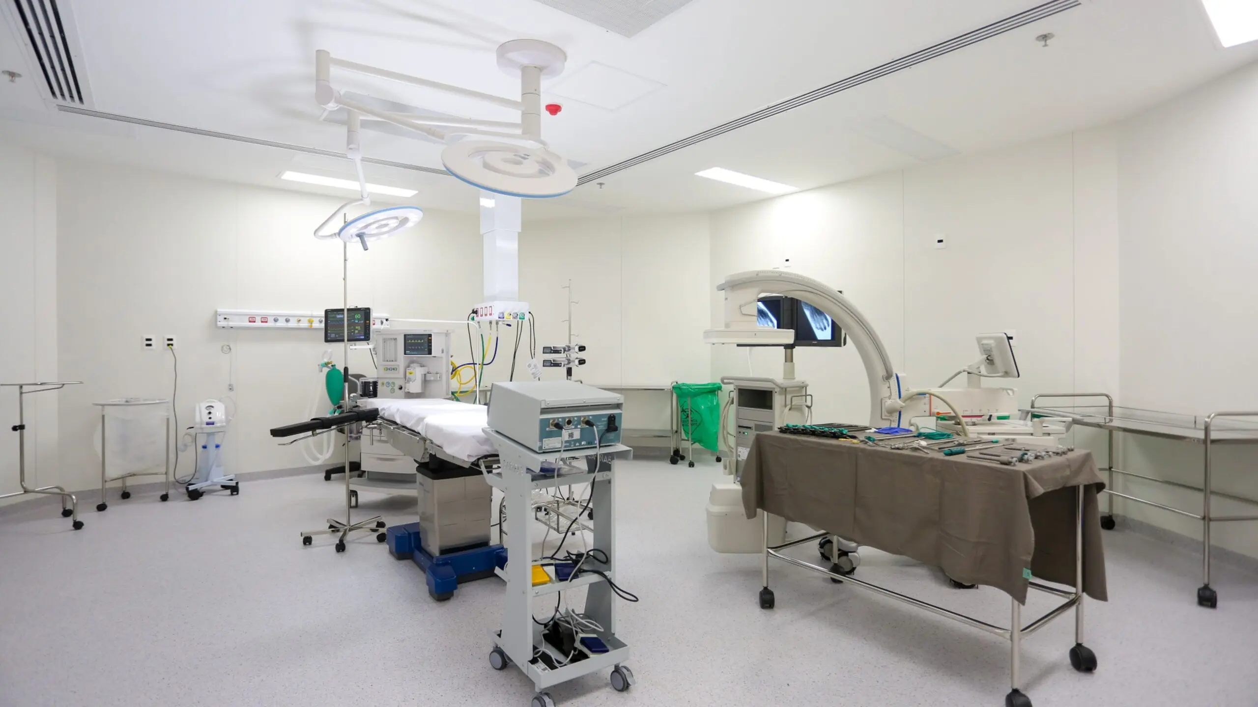 Sala cirúrgica equipada com tecnologia de ponta reflete os investimentos da Tabela SUS Paulista, que reforçaram a estrutura hospitalar e ampliaram a capacidade de atendimento na rede pública de São Paulo.