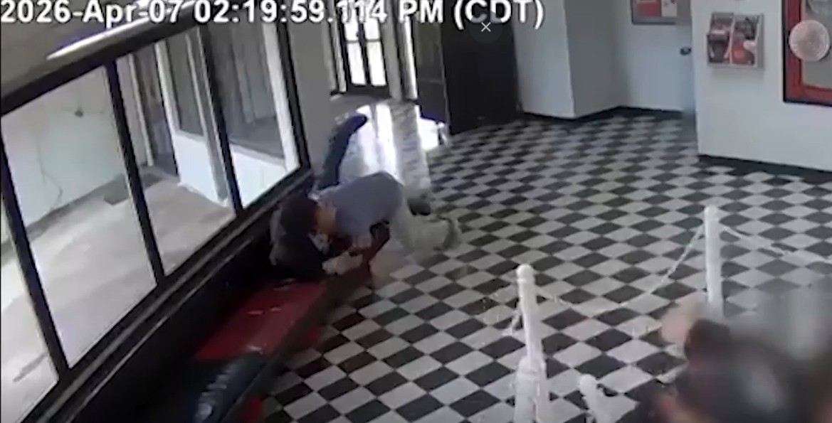 DIretor chegou a ser baleado antes de deter o homem armado.