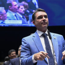 Flávio Bolsonaro afirmou que o ministro Alexandre de Moraes pode usar o inquérito das fake news contra políticos de direita. Imagem referente a matéria