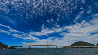 Ferry boat colidiu com pilar da Ponte de Guaratuba; inspeção não apontou danos estruturais.