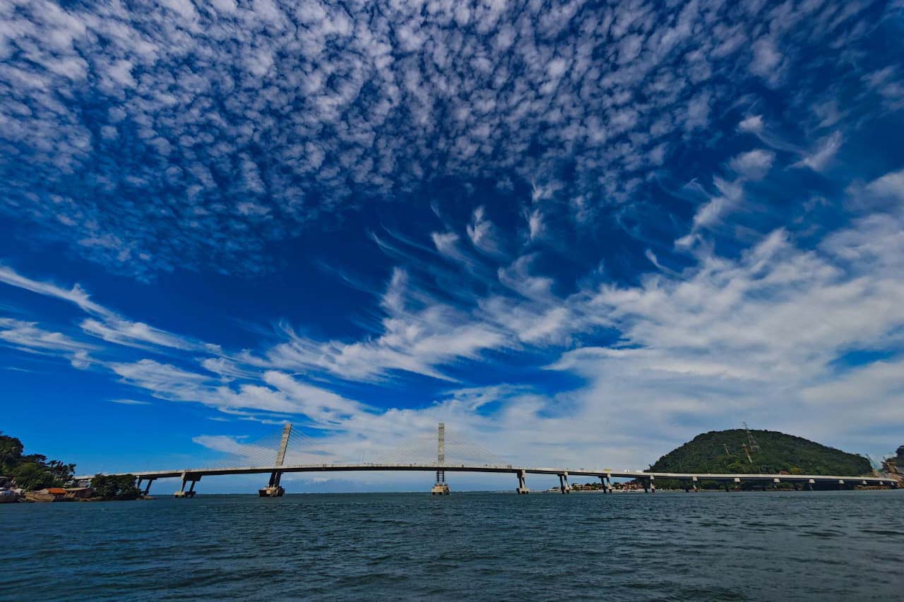 Ferry boat colidiu com pilar da Ponte de Guaratuba; inspeção não apontou danos estruturais.