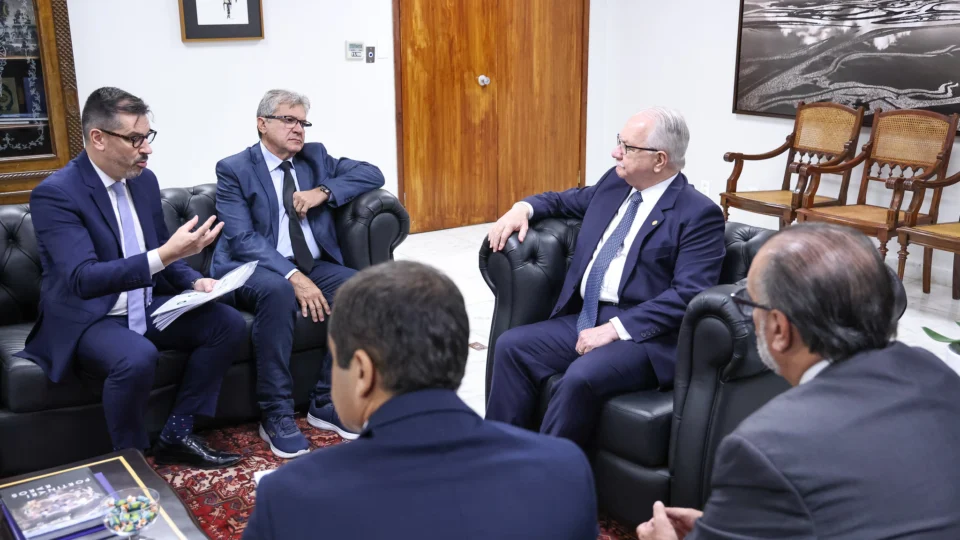 Edson Fachin, presidente do STF, recebe representantes de planos de saúde em seus gabinetes.