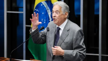 Ex-presidente enfrenta agravamento de quadro de Alzheimer. Liminar deu a filho responsabilidade temporária por decisões.