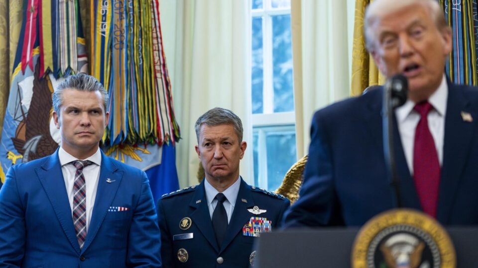 General adverte que EUA perseguirão embarcações que fornecem “apoio material” ao Irã