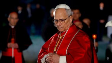 Papa Leão XIV chega a Camarões, que atravessa crise política. Imagem referente a matéria