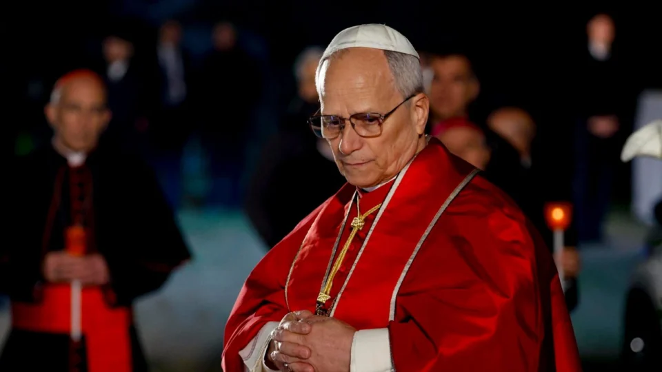 Papa Leão XIV chega a Camarões, um país marcado pela crise política.