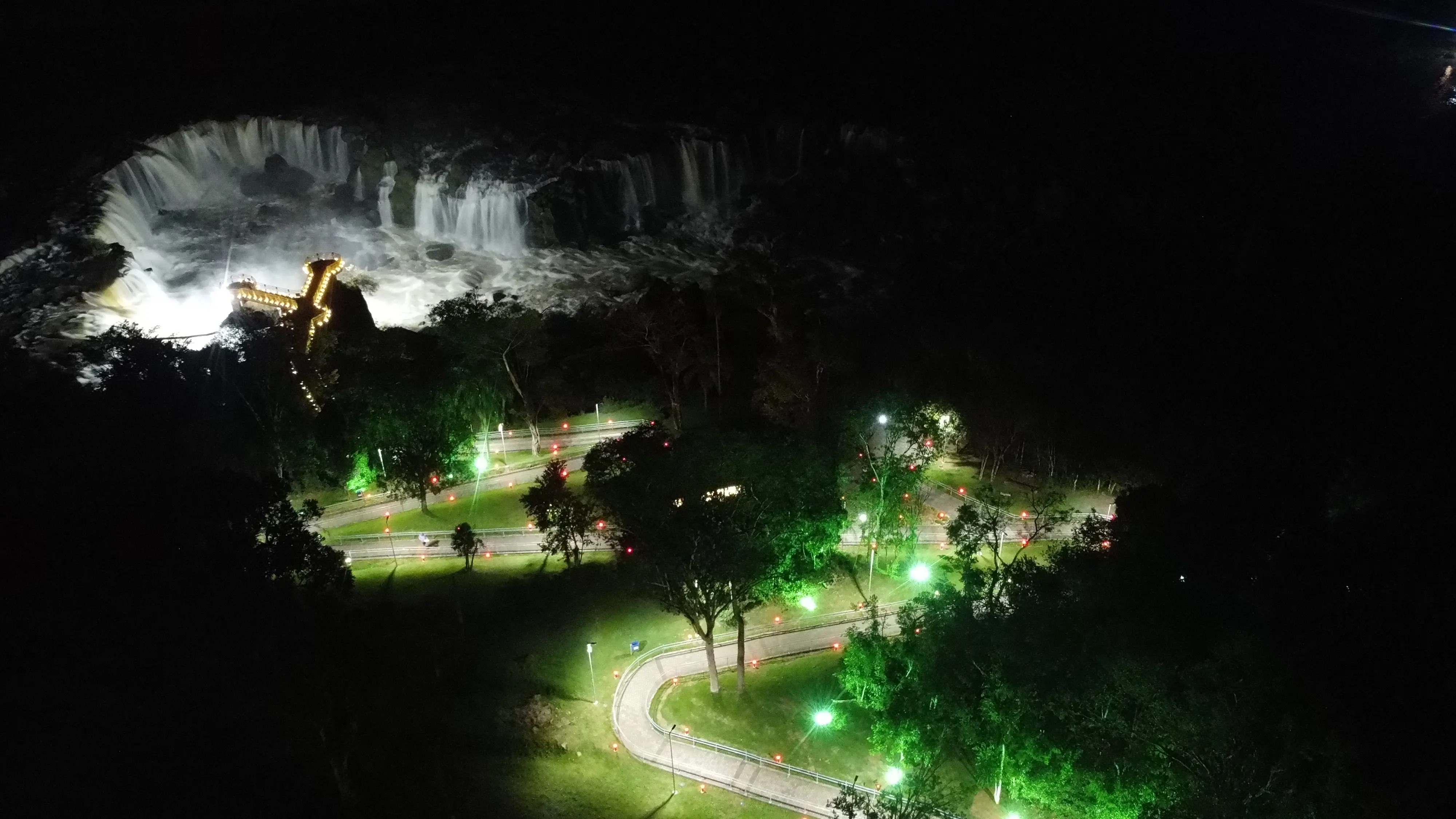 O acesso ao Salto Saudades é gratuito e conta com estrutura básica para visitantes.