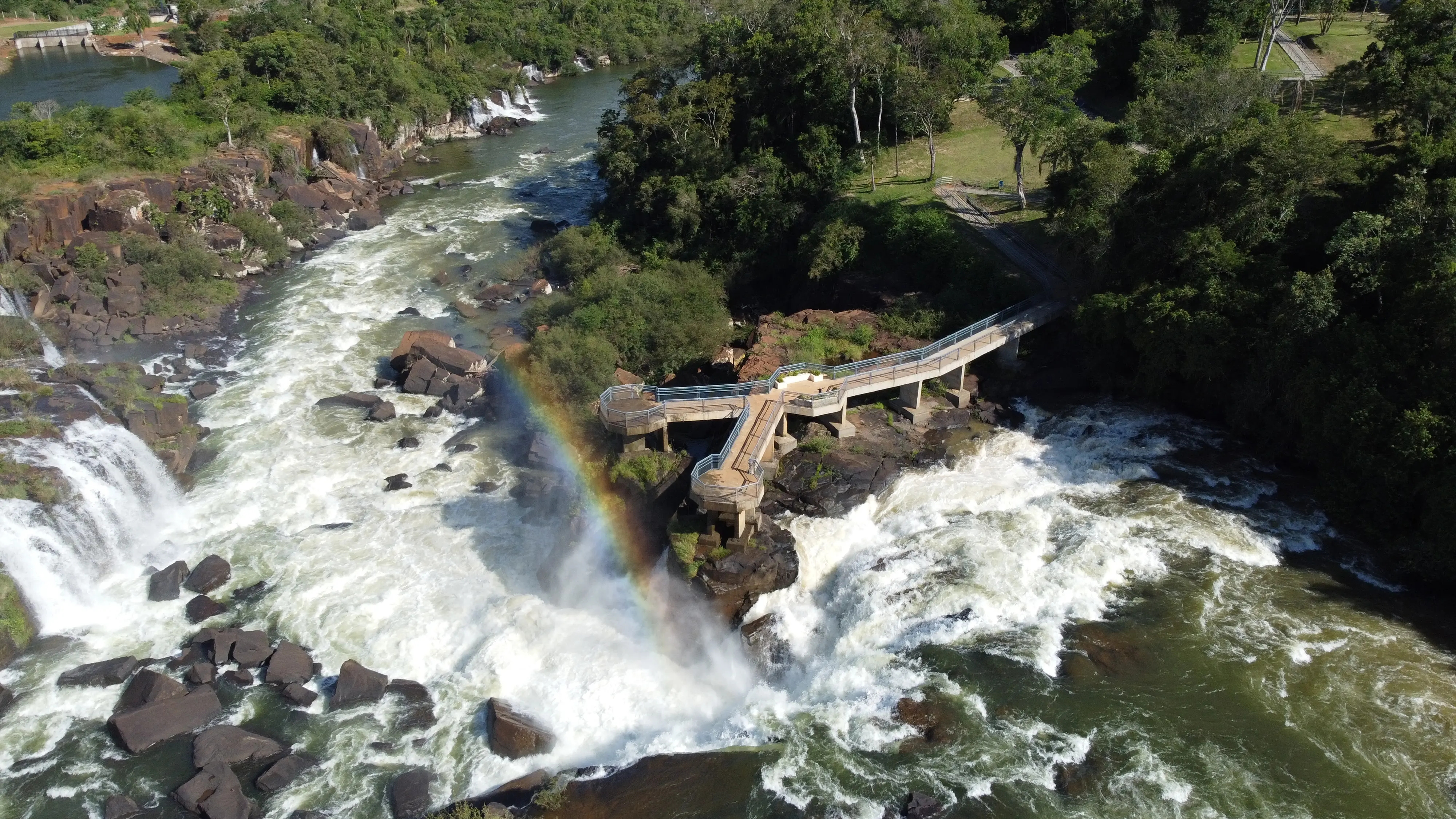 O Salto Saudades, também chamado de Cataratas de Quilombo, é um conjunto de quedas d’água no Rio Chapecó.