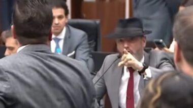 Deputados Tito Barichello (PL) e Arilson Chiorato (PT) batem boca na Assembleia do Paraná. Imagem referente a matéria